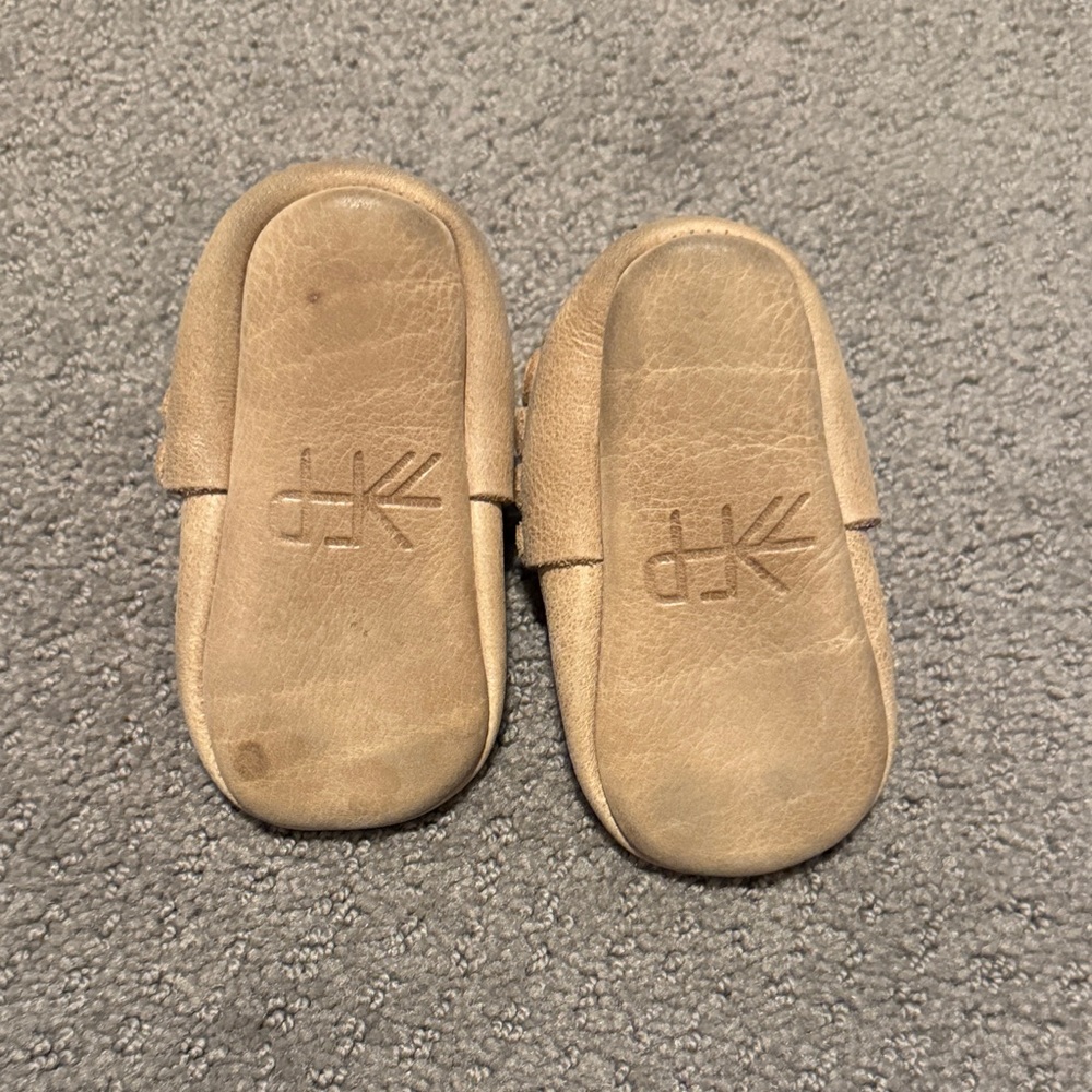 Freshly Picked Tan Baby Mary Jane moccasins size 3 - Picture 2 of 2